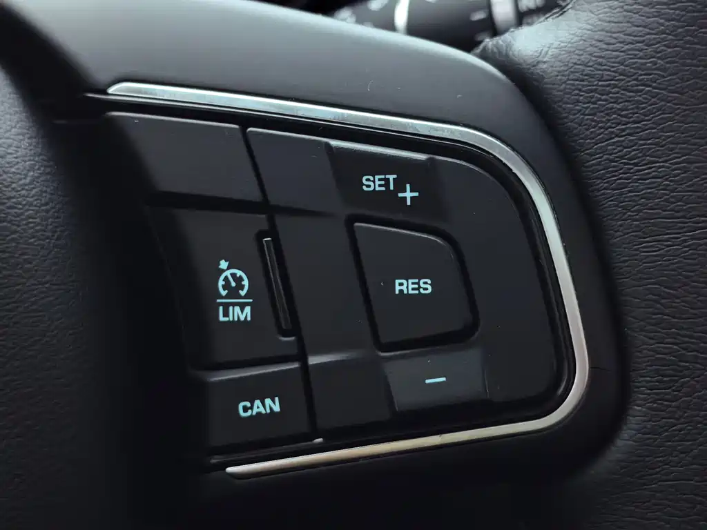Jaguar E-PACE 2020 — фото 20