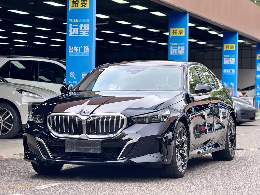 BMW 5 Series 2025 — фото 1