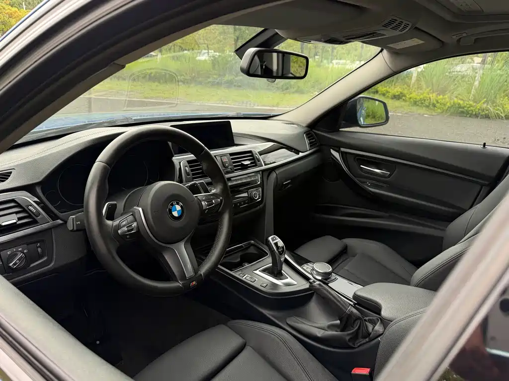 BMW 3 Series 2018 — фото 9