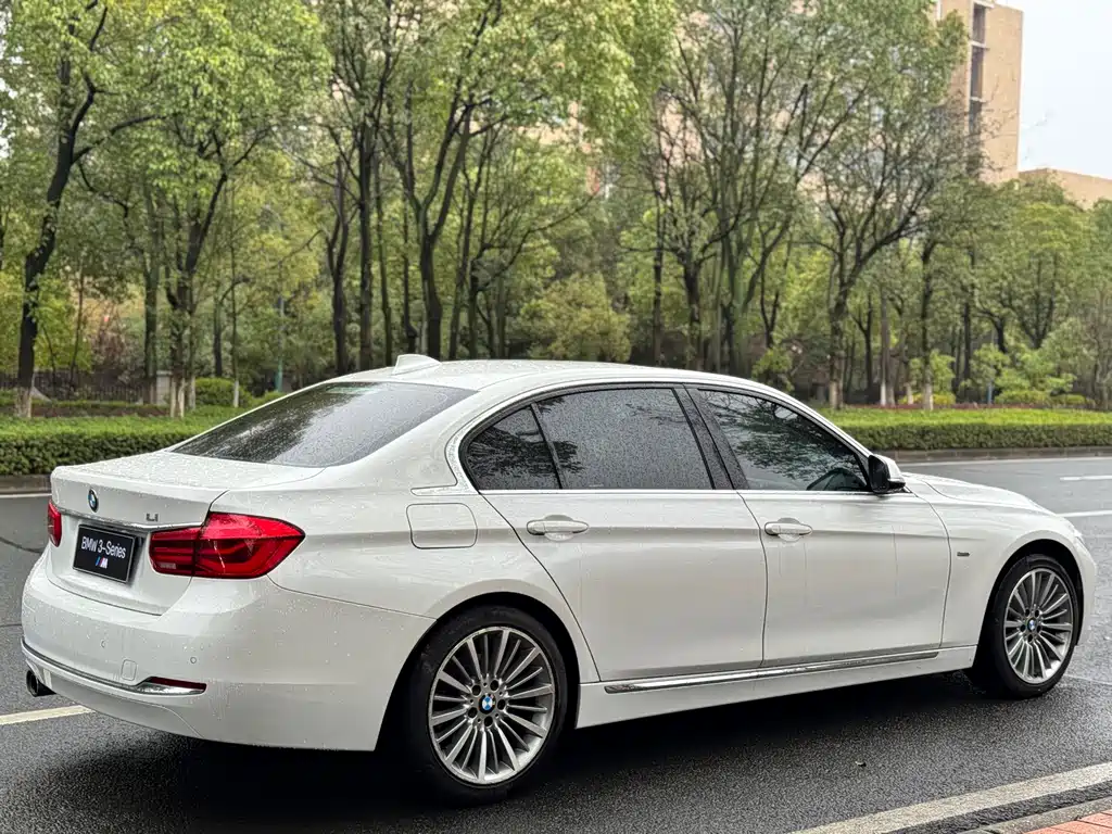 BMW 3 Series 2018 — фото 9