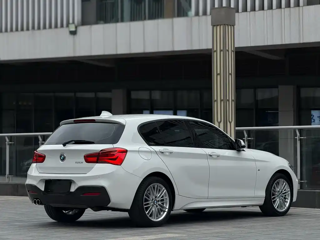 BMW 1 Series 2018 — фото 9