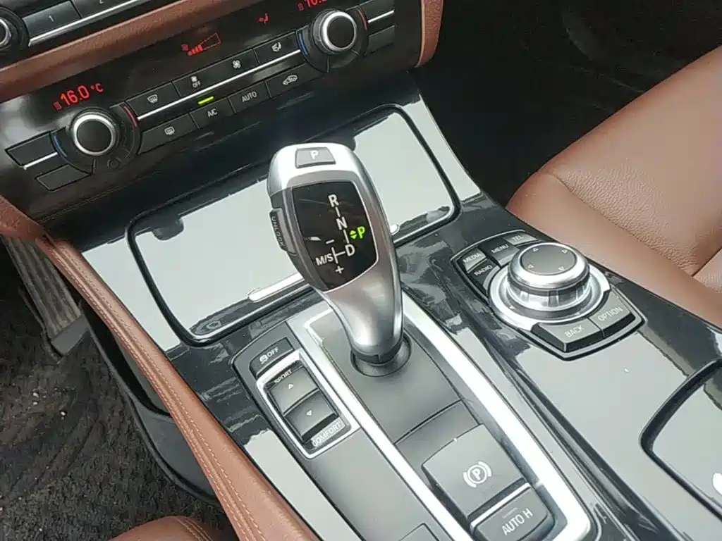 BMW 5 Series 2015 — фото 14