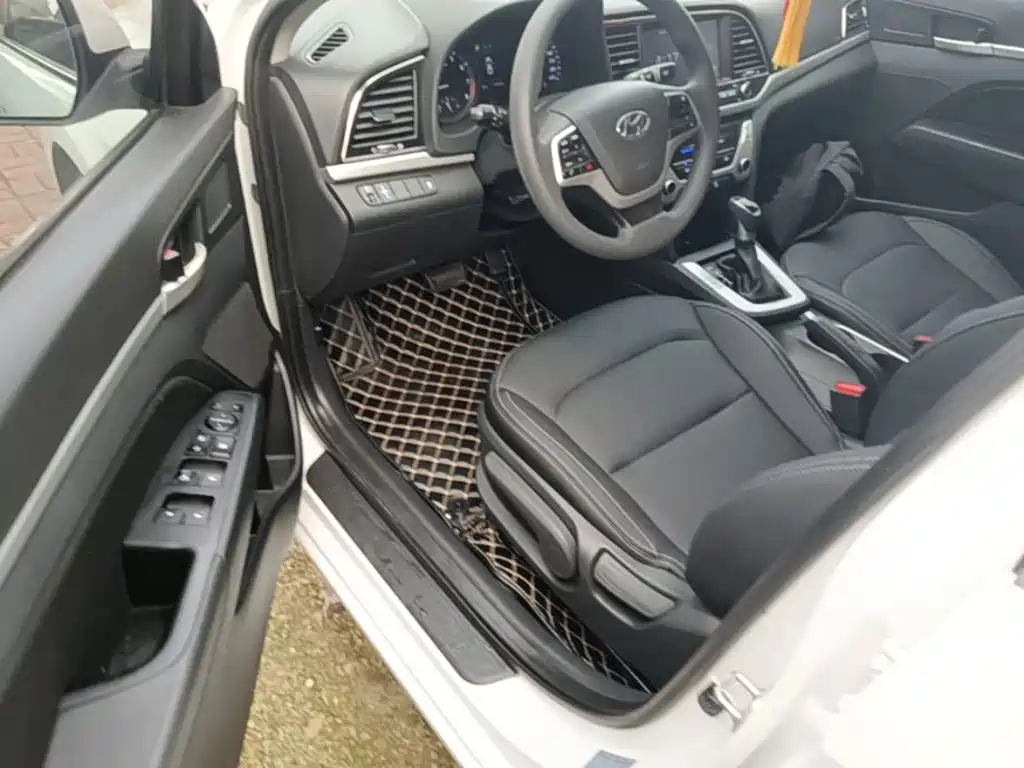 Hyundai Elantra 2018 — фото 16