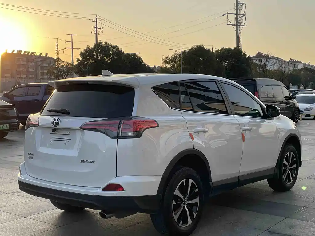 Toyota RAV4 2019 — фото 23
