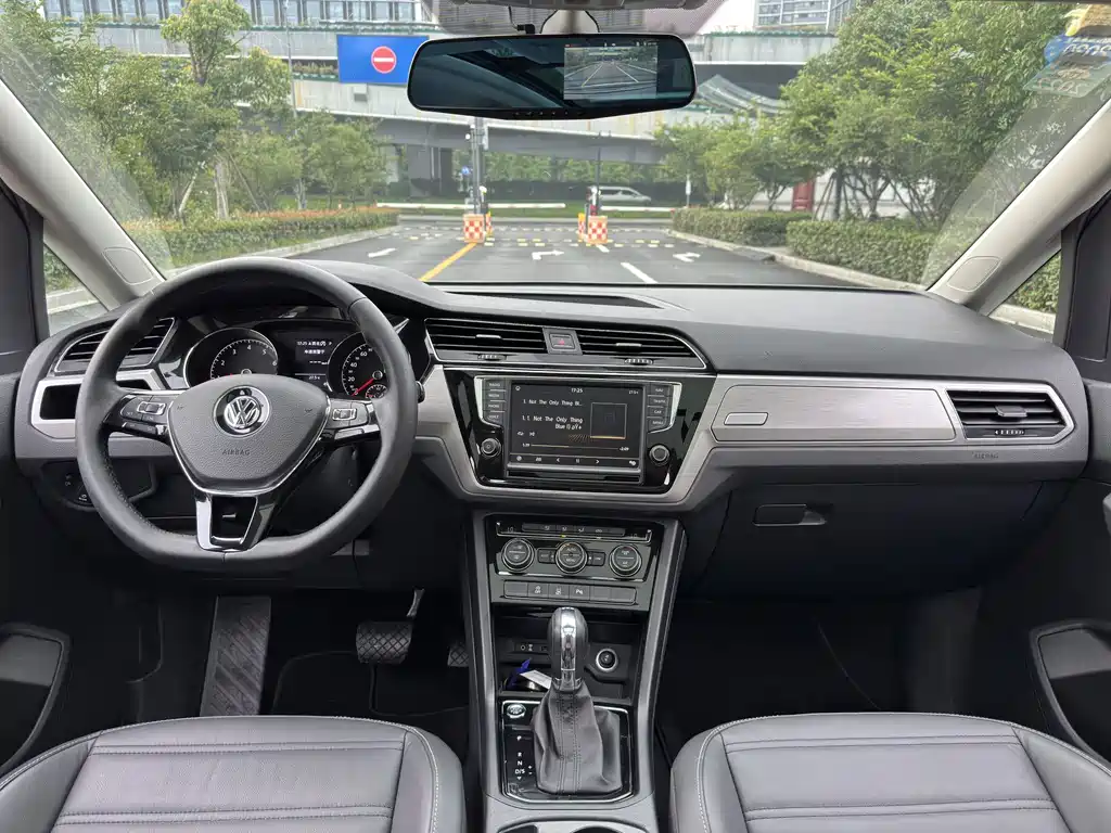 Volkswagen Touran 2018 — фото 13