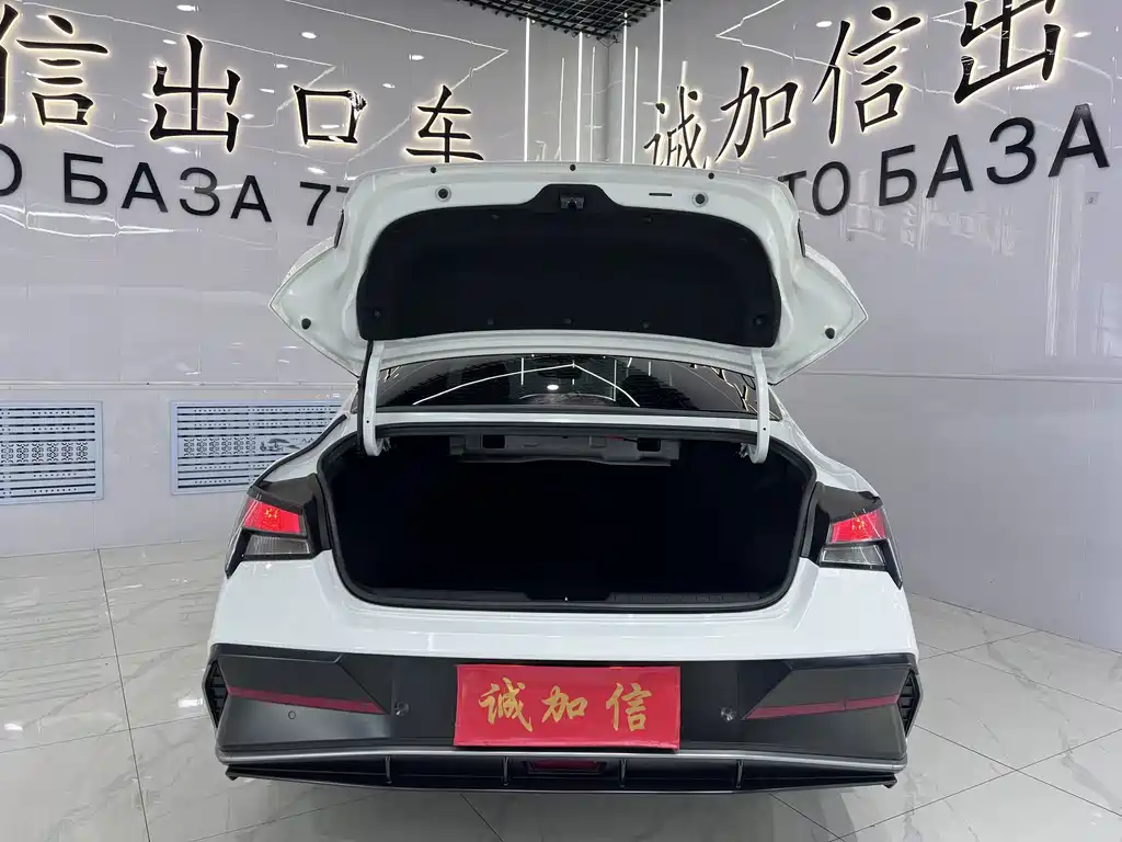 Hyundai Elantra 2023 — фото 10