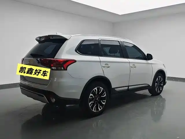 Mitsubishi Outlander 2021 — фото 4