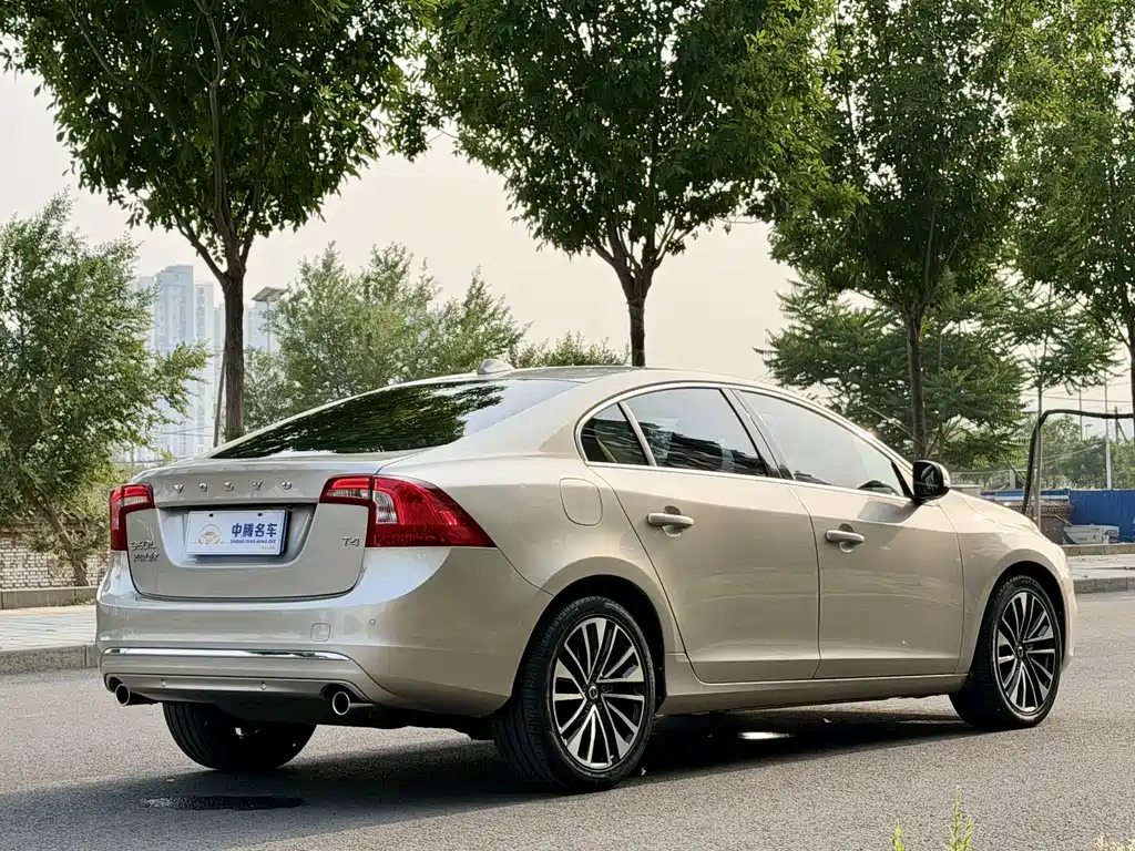 Volvo S60 2018 — фото 30