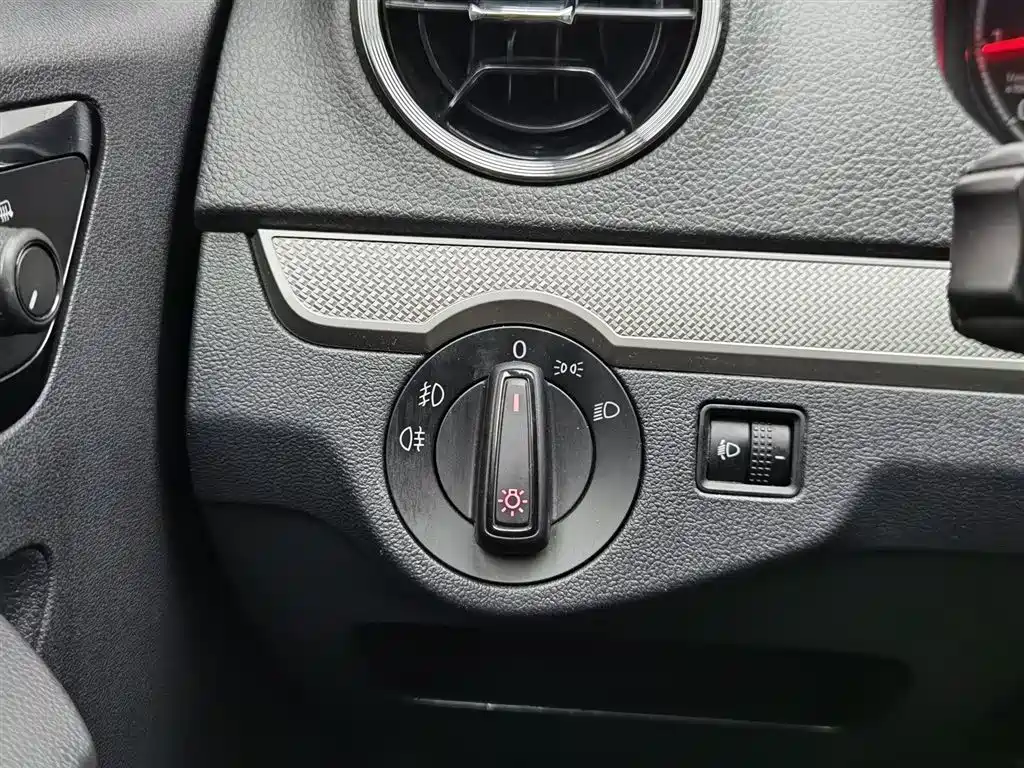 Volkswagen Jetta 2018 — фото 21