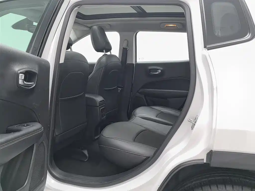 Jeep Compass 2018 — фото 15