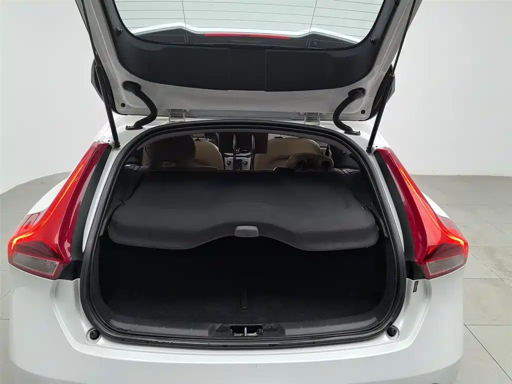 Volvo V40 2017 — фото 16