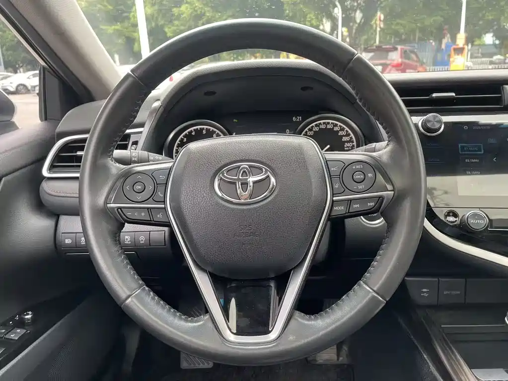 Toyota Camry 2020 — фото 19