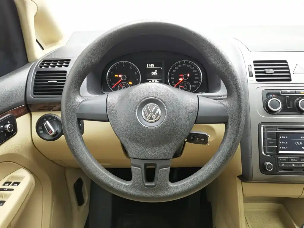 Volkswagen Touran 2014 — фото 11