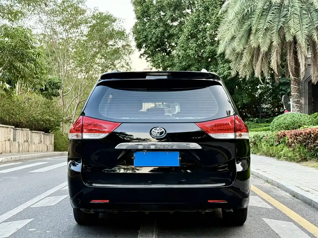 Toyota Sienna 2015 — фото 14