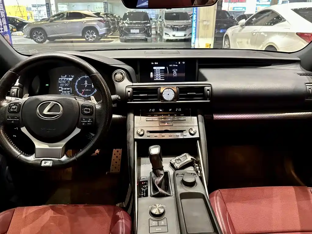 Lexus IS 2018 — фото 5