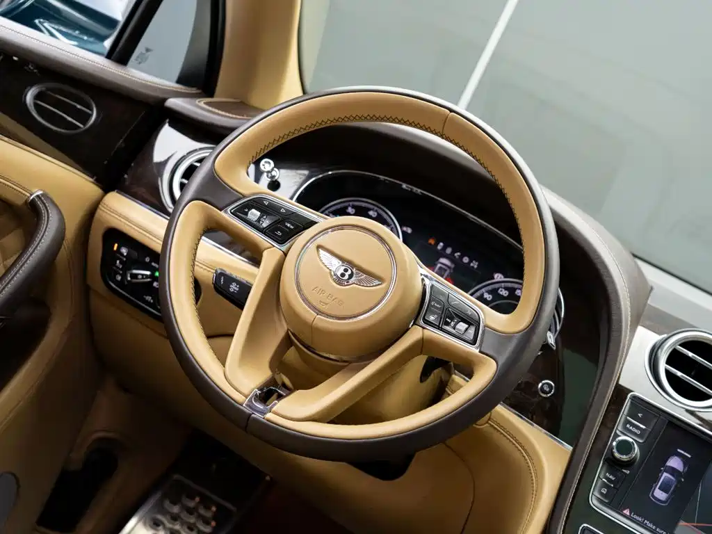 Bentley Bentayga 2017 — фото 16