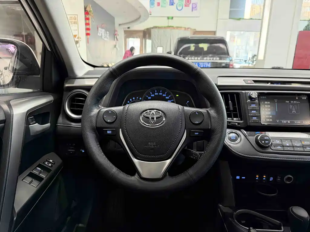 Toyota RAV4 2018 — фото 8