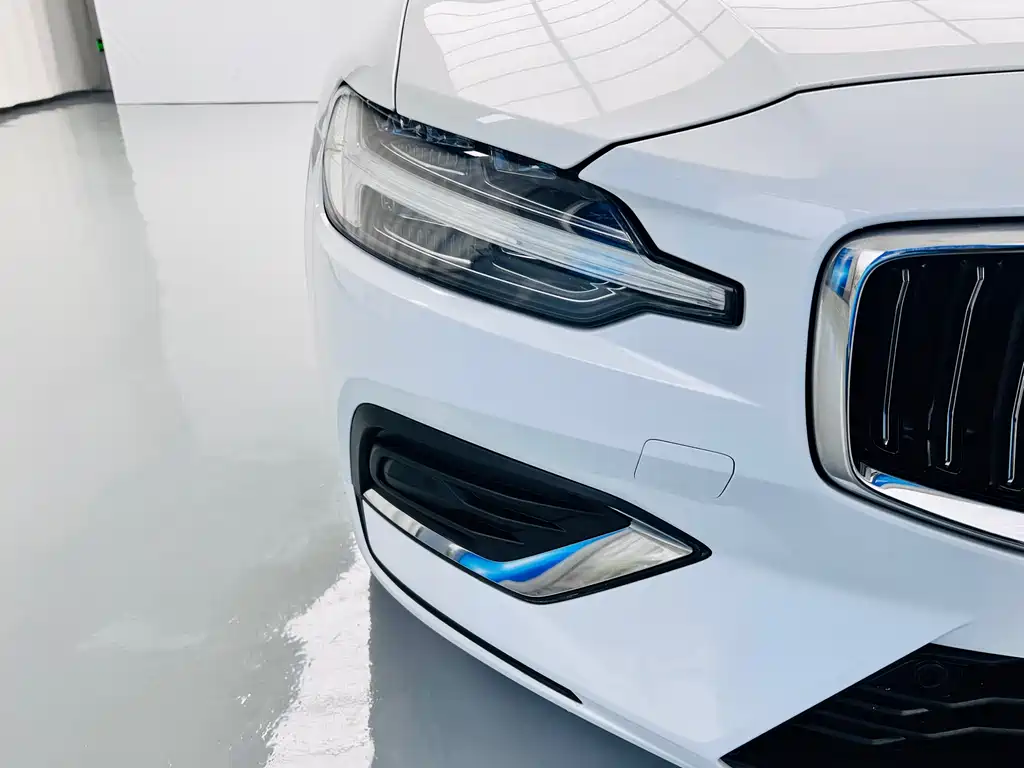 Volvo S60 2023 — фото 9