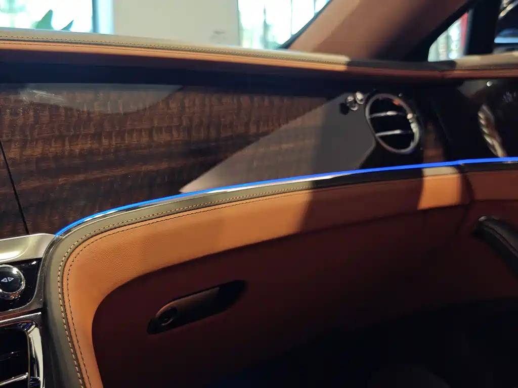 Bentley Flying Spur — фото 9
