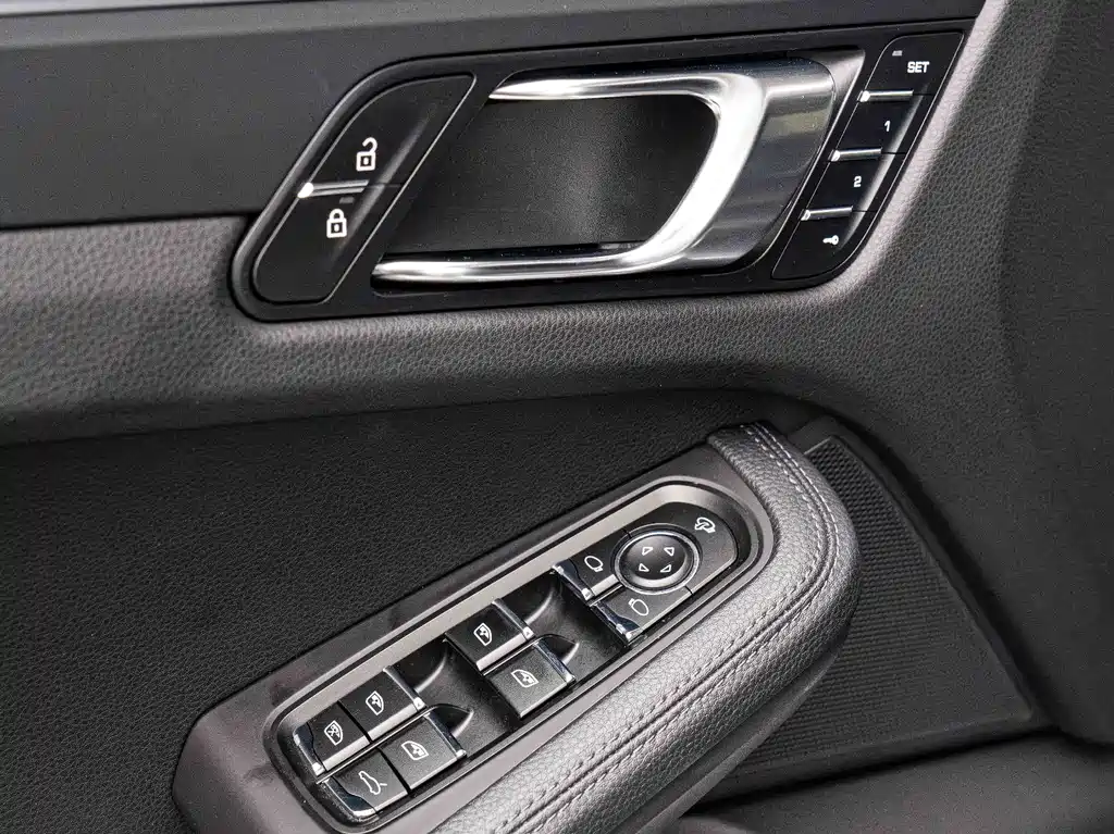 Porsche Macan 2023 — фото 18