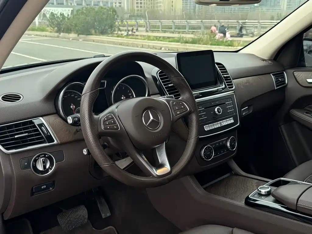 Mercedes-Benz GLE 2016 — фото 16