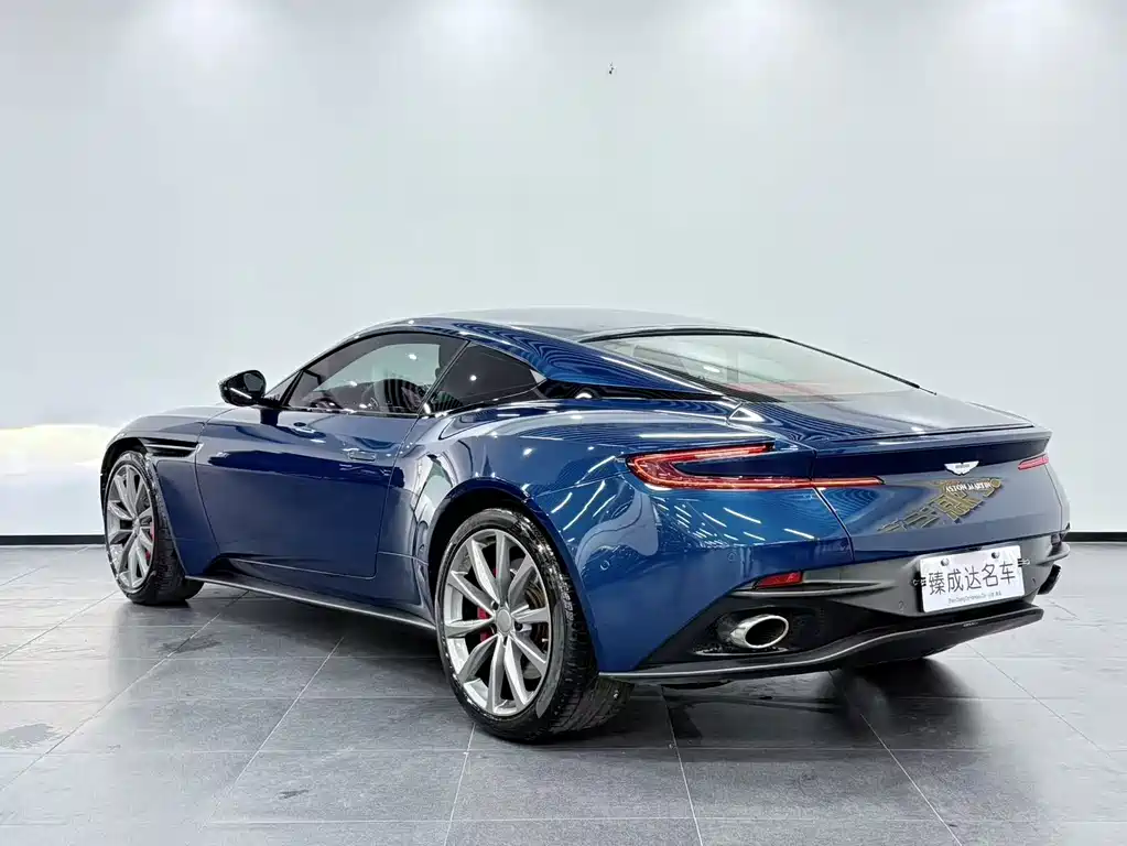 Aston Martin DB11 2020 — фото 6