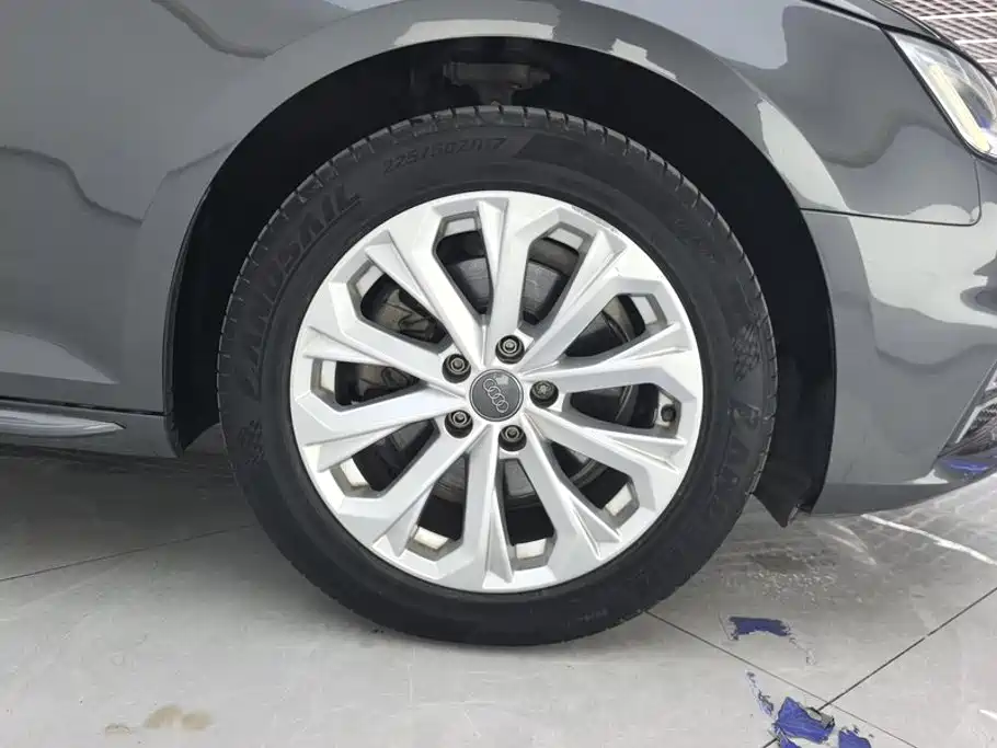 Audi A4L 2019