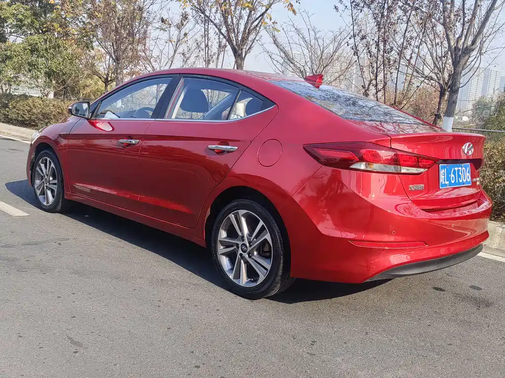 Hyundai Elantra 2018 — фото 20
