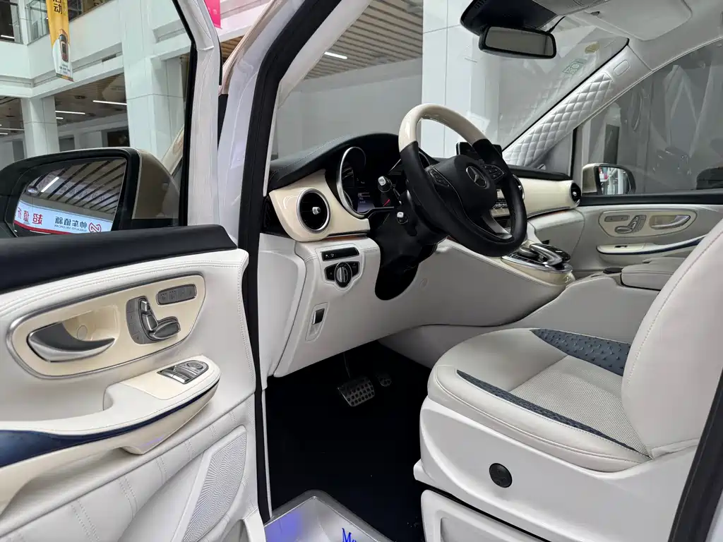 Mercedes-Benz V-Class 2021 — фото 12