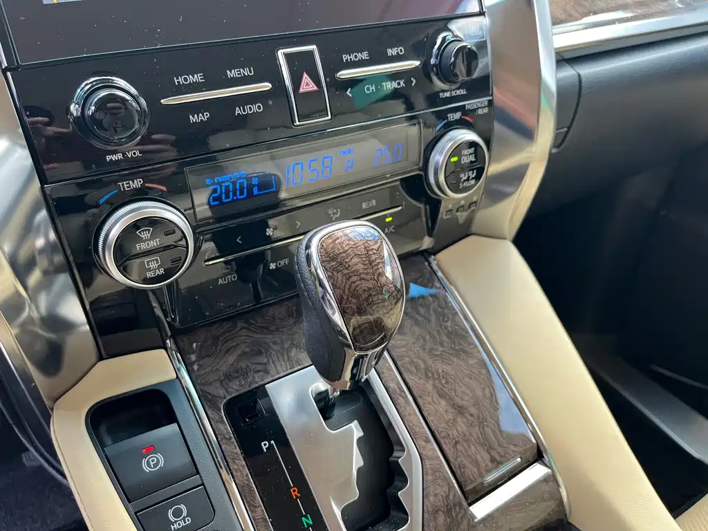 Toyota Vellfire 2023 — фото 19