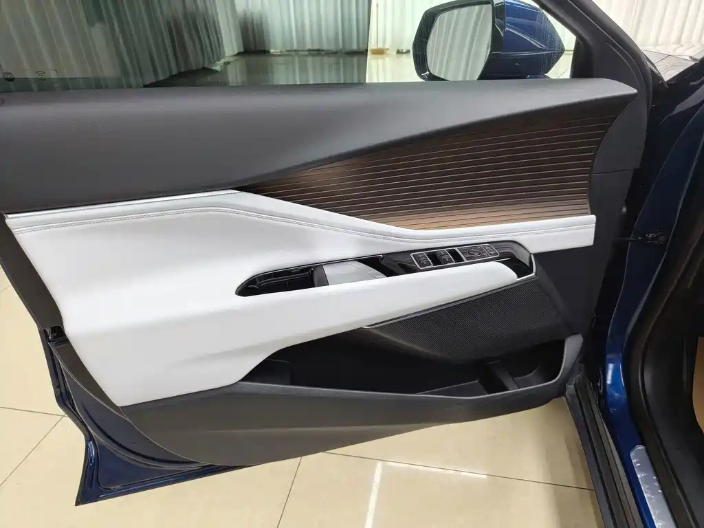 Cadillac GT4 2025 — фото 17