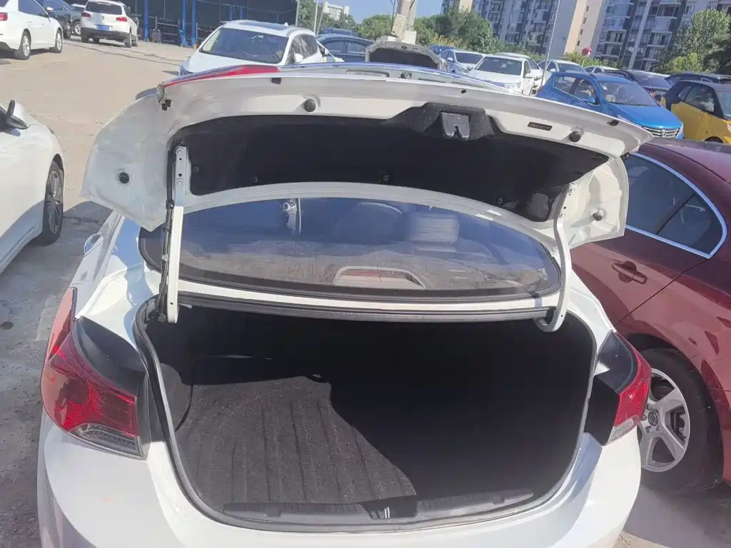 Hyundai Elantra 2015 — фото 10
