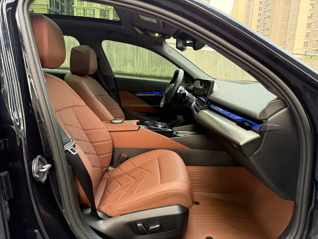 BMW 5 Series 2025 — фото 13