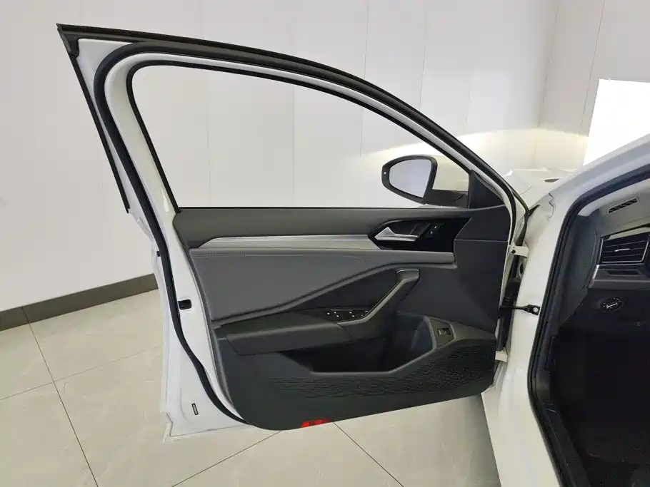 Volkswagen Sagitar 2021