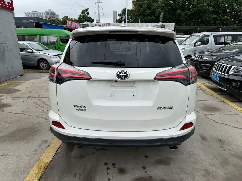 Toyota RAV4 2018 — фото 8