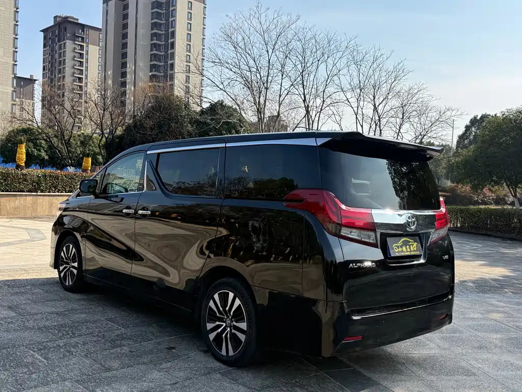 Toyota Alphard 2017 — фото 11