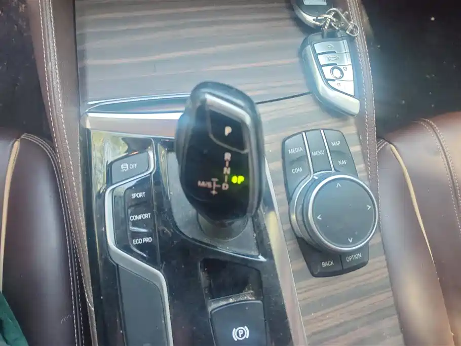 BMW 5 Series 2018 — фото 16
