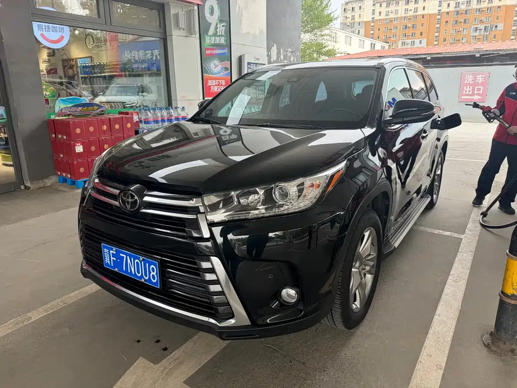 Toyota Highlander 2022 — фото 1