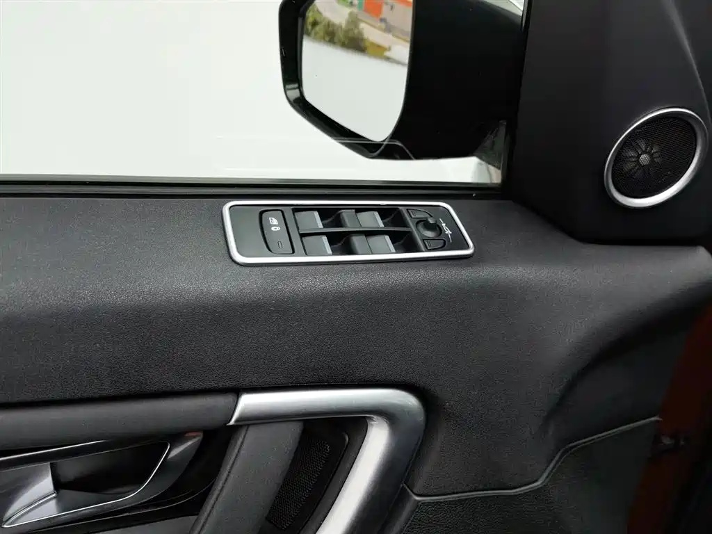 Land Rover Discovery Sport 2017 — фото 9