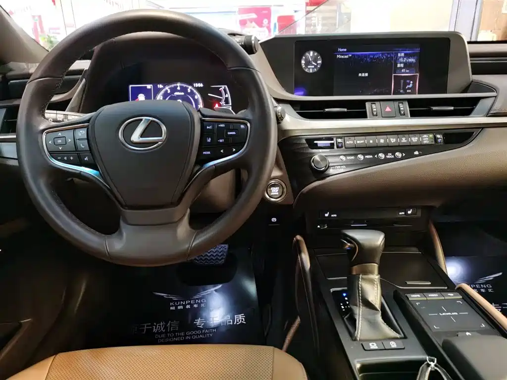 Lexus ES 2018 — фото 11