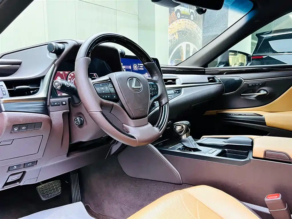 Lexus ES 2019 — фото 11