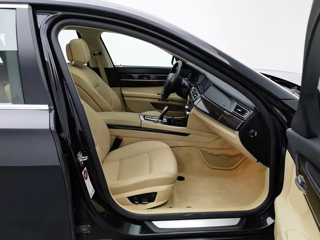 BMW 7 Series 2010 — фото 23