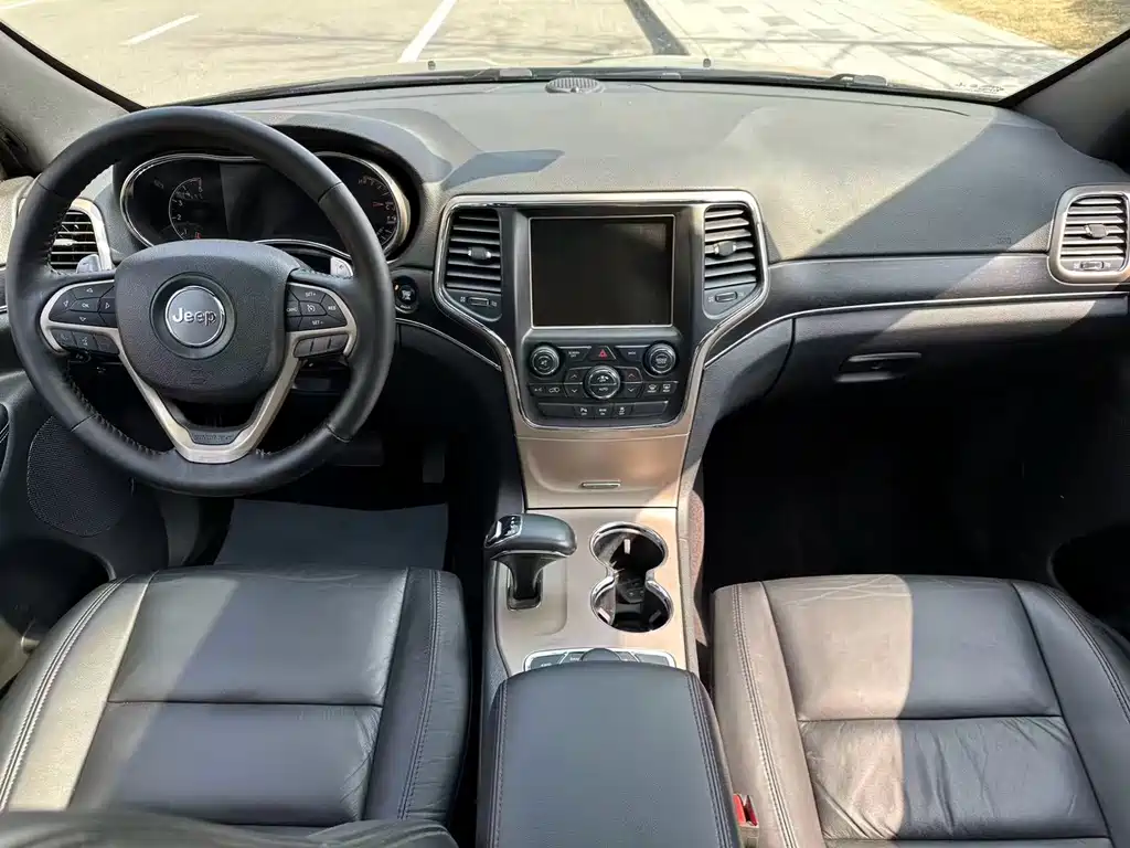 Jeep Grand Cherokee 2017 — фото 13