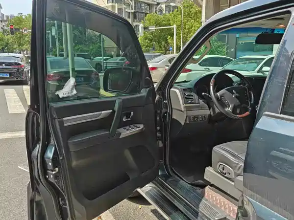 Mitsubishi Pajero 2015