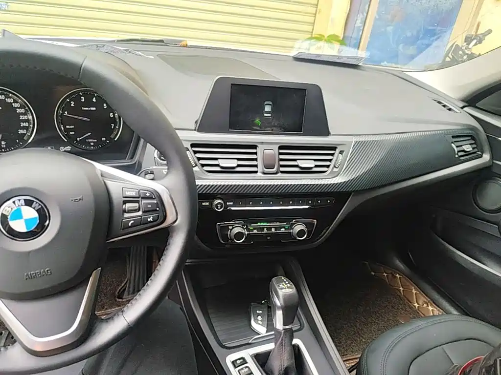 BMW 1 Series 2018 — фото 10