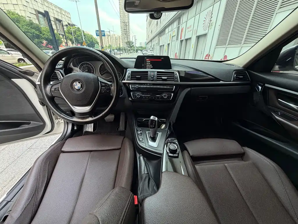 BMW 3 Series 2017 — фото 10