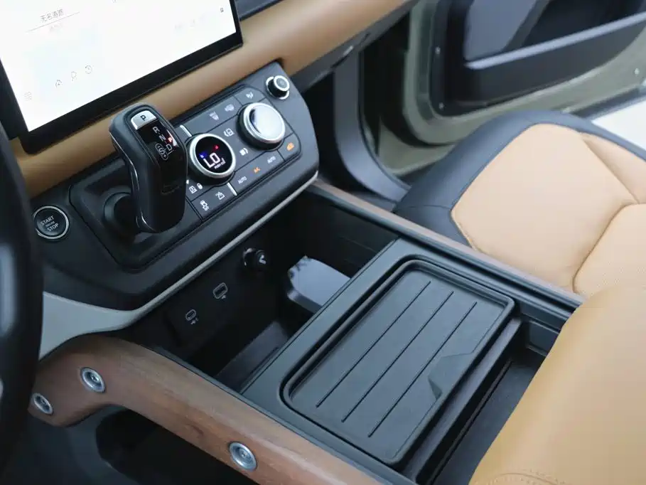 Land Rover Defender 2024 — фото 23