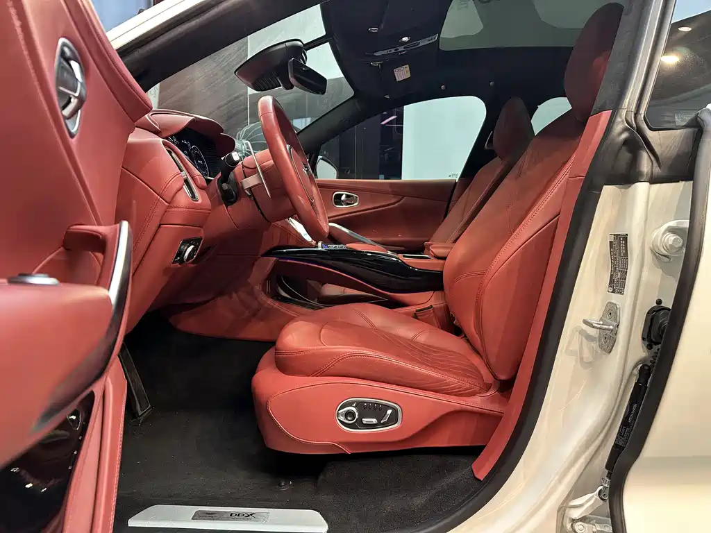 Aston Martin DBX 2022