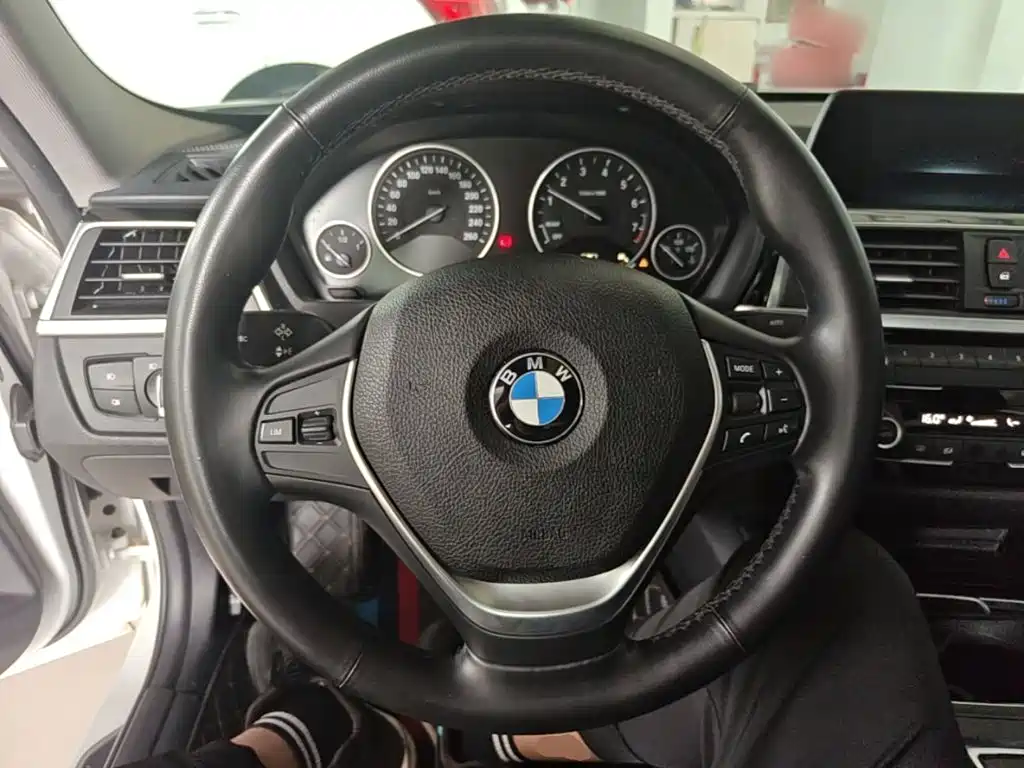 BMW 3 Series 2018 — фото 11
