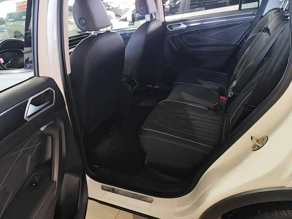 Volkswagen Tiguan L 2023 — фото 13